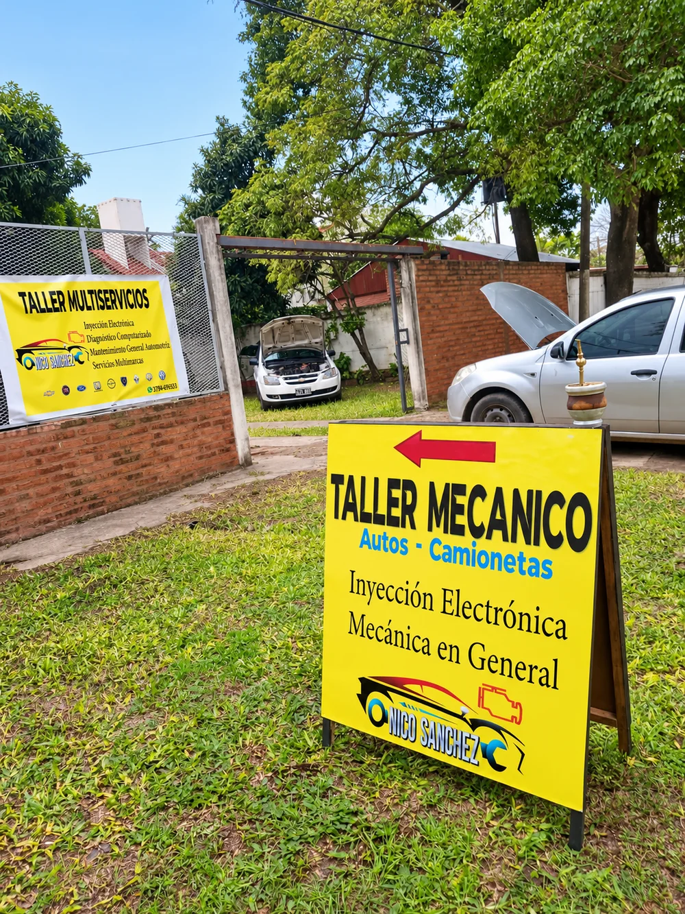 Entrada del taller de Nico, con cartel amarillo de Taller Mecánico para autos y camionetas